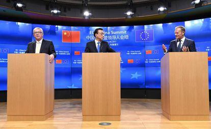 Jean-Claude Juncker (i), el primer ministro chino Li Keqiang y Donald Tusk, en una rueda de prensa de este viernes en Bruselas