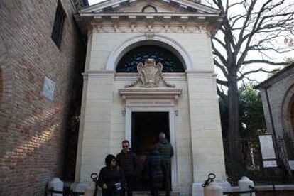 Entrada a la tumba de Dante, en Ravena.