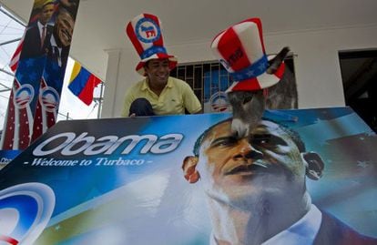 Un partidario de Obama se prepara para su visita a Colombia.