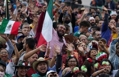 Asistentes al desfile militar celebran sobre el Zócalo de Ciudad de México.