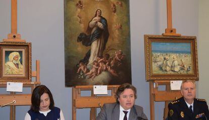 El consejero Luis Santamaría, en el centro, bajo una imitación de Goya. A la derecha, cuadro atribuido a José Benlliure.