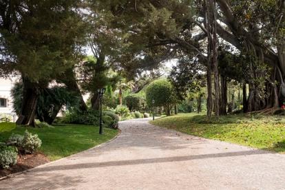 Intérieur de la Villa Nellcote, où résidaient les Rolling Stones en 1971. 