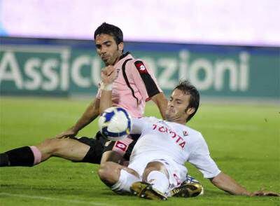 Gilardino marca con el codo el pasado domingo contra el Palermo.