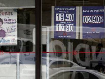 Detalle de vitrina de banco donde la cotización del dólar ha alcanzado los $19.40 pesos mexicanos.