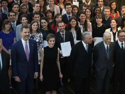 Los Reyes, entre el ministro del Interior, Jorge Fernández Díaz y el presidente de Caixabank, Isidro Fainé, junto a los premiados.