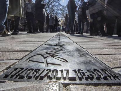 Placa en el suelo en homenaje a las víctimas