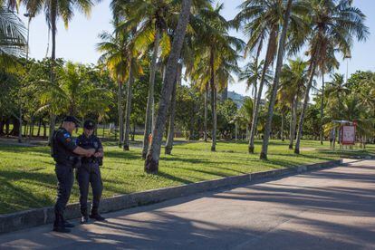 Dos policías en el parque Flamengo, en Río de Janeiro. 