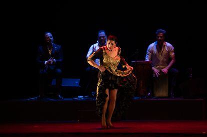 Manuela Carrasco performing her predictable farewell to the stage, the show 'Siempre Manuela'.