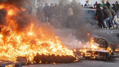 Neumáticos incendiados durante la manifestación en apoyo a la huelga de los trabajadores del metal en Cádiz.