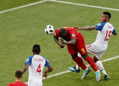 Romelu Lukaku remata de cabeza el segundo gol de Bélgica.