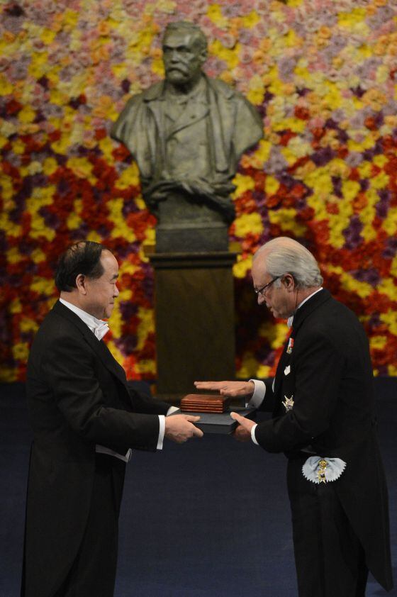 Mo Yan recibe, en diciembre pasado, el Nobel de literatura de manos del rey Carlos Gustavo de Suecia.