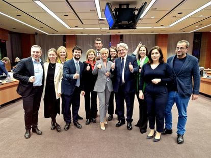 Responsables políticos de la UE, entre ellos Carme Artigas, secretaria de Estado de Digitalización e Inteligencia Artificial, y el comisario Thierry Breton (en el centro), tras la última reunión de negociación sobre la Ley de Inteligencia Artificial en Bruselas, en una imagen del Consejo de la UE.