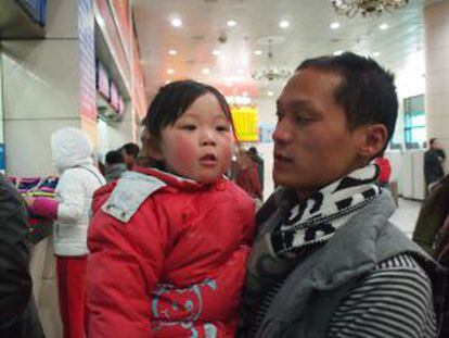 Zhang Wuju y Zhang Ruosi, padre e hija de 31 y tres años, viajarán desde Pekín hasta Anhui durante 11 horas.