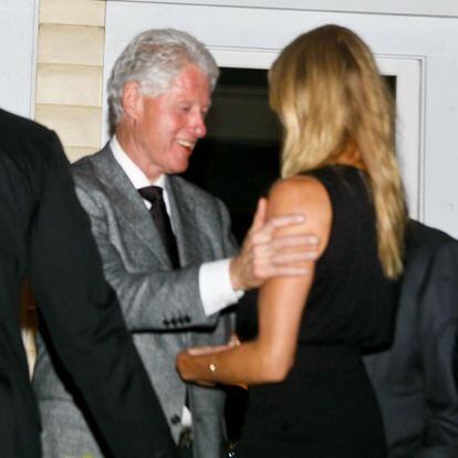 Bill Clinton saluda a Cameron Diaz a su llegada al restaurante.