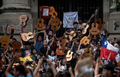 Un grupo de guitarristas frente a la Biblioteca Nacional, en la Alameda de Santiago de Chile, tocando canciones de Víctor Jara, el cantautor asesinado durante los primeros días de la dictadura, en septiembre de 1973.