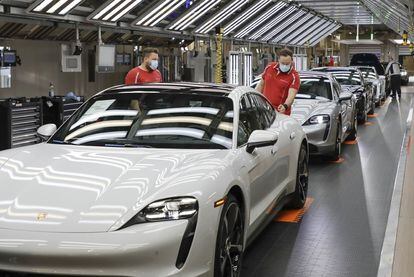 Dos empleados en una fábrica de Porsche.