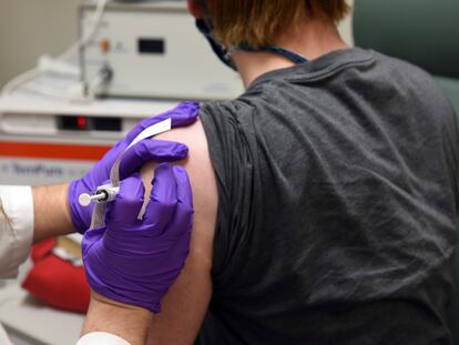 Un voluntario de EE UU recibe la vacuna contra la covid desarrollada por BioNTech y Pfizer.