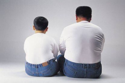 Un padre y un hijo con sobrepeso.