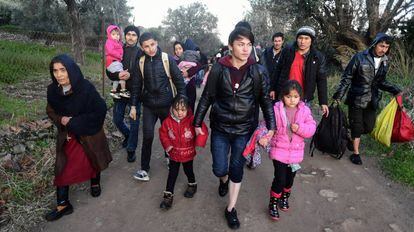 Un grupo de migrantes llega a Skala Sikaminias (Lesbos) tras gruzar el Egeo desde Turquía.