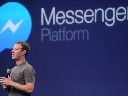 Mark Zuckerberg junto al logo de Facebook Messenger. 