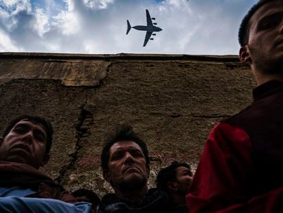 En la imagen galardonada con el Pulitzer a mejor fotografía de última hora, un avión militar sobrevuela el lugar donde el ataque de un dron mató a diez miembros de una familia, en agosto en Kabul.