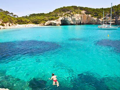 Un bañista en aguas de Cala Mitjana, en la isla de Menorca.