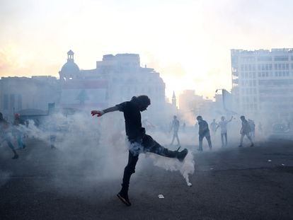 Un manifestante contrario al Gobierno libanés en las calles de Beirut, este sábado.