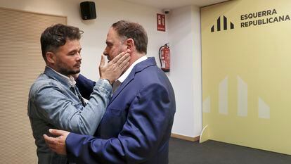El líder de ERC, Oriol Junqueras, y el diputado republicano Gabriel Rufián, tras la rueda de prensa este lunes en la sede de la formación en Barcelona.