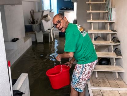 Un vecino del barrio de El Cabanyal de Valencia saca el agua de su casa tras la tromba del pasado 3 de mayo que registró 232 litros acumulados por metro cuadrado.