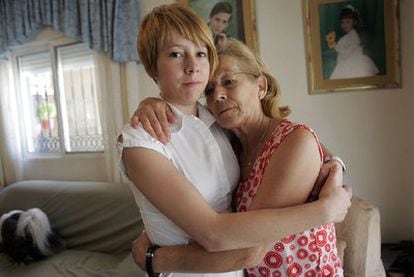 María del Carmen García abraza a su hija Verónica, en su casa de Benejúzar en una imagen de 2011.
