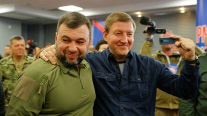El autoproclamado líder de la región de Donetsk, Denis Pushilin (izquierda), y el secretario del Consejo General del partido Rusia Unida, Andrey Turchak, este martes en Donetsk