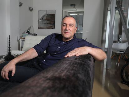 El periodista Xabier Fortes, en su casa en Madrid.