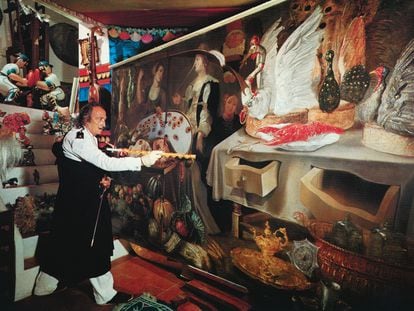 Fotografía del interior del libro joya 'Dalí. Los vinos de Gala', editado por Taschen.