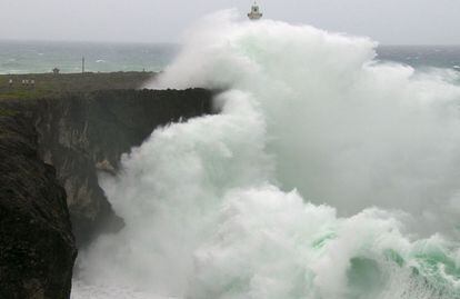 Enormes olas golpean un acantilado en la costa de Okinawa, al sur de Japón. El tifón Vongfong azota con fuerza a más de 15 provincias del sur y centro japones. De momento, hay un desaparecido y 68 heridos.