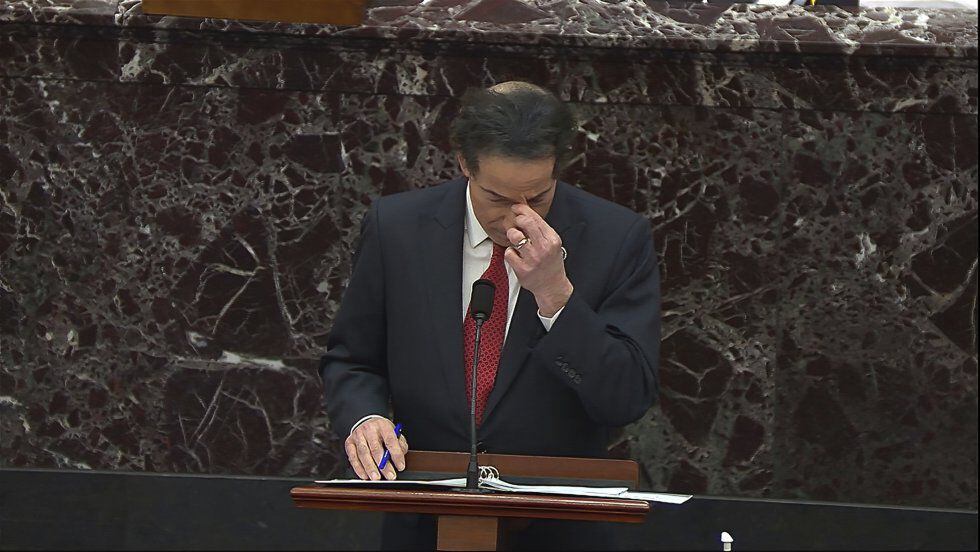 El senador Jamie Raskin, entre lágrimas, durante el discurso que ofreció en la primera sesión del 'impeachment' a Donald Trump.