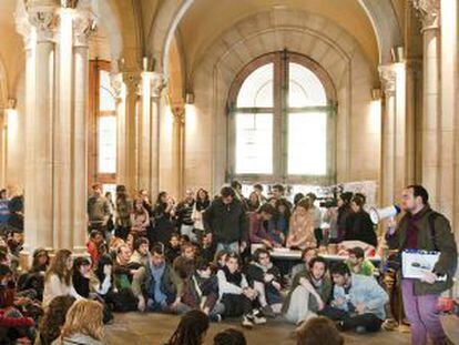 Estudiantes en la Universidad de Barcelona durante la asamblea celebrada ayer.
