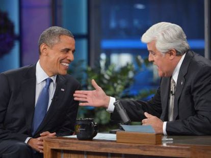 Barack Obama charla con Jay Leno en su programa.