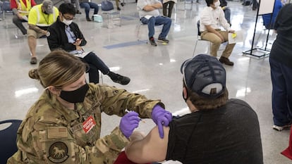 Una voluntaria de la Guardia Nacional vacunaba en marzo a un hombre en Búfalo (Virginia Occidental).
