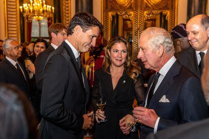 El primer ministro canadiense, Justin Trudeau, saluda a Carlos III en Buckingham. Canadá es miembro de la Commonwealth y, por tanto, tiene al nuevo monarca británico como rey. 