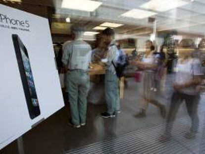 Un cartel en la tienda Apple en Tokio anuncia la hora y fecha a la que saldrá a la venta el nuevo iPhone 5 en la capital nipona.
