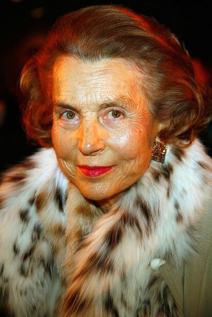 Liliane Bettencourt, principal accionista de L'Oréal. Abajo, Eric Woerth, ministro de Trabajo francés, junto a su mujer.