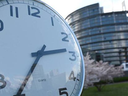 Reloj frente al Parlamento Europeo