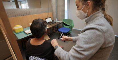 Una persona recibe la tercera dosis de la vacuna en Galicia. 