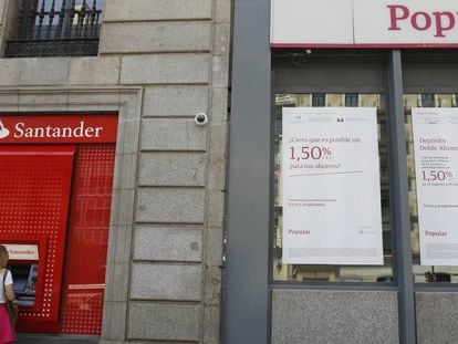 Una oficina del Santander junto a otra del Banco Popular.