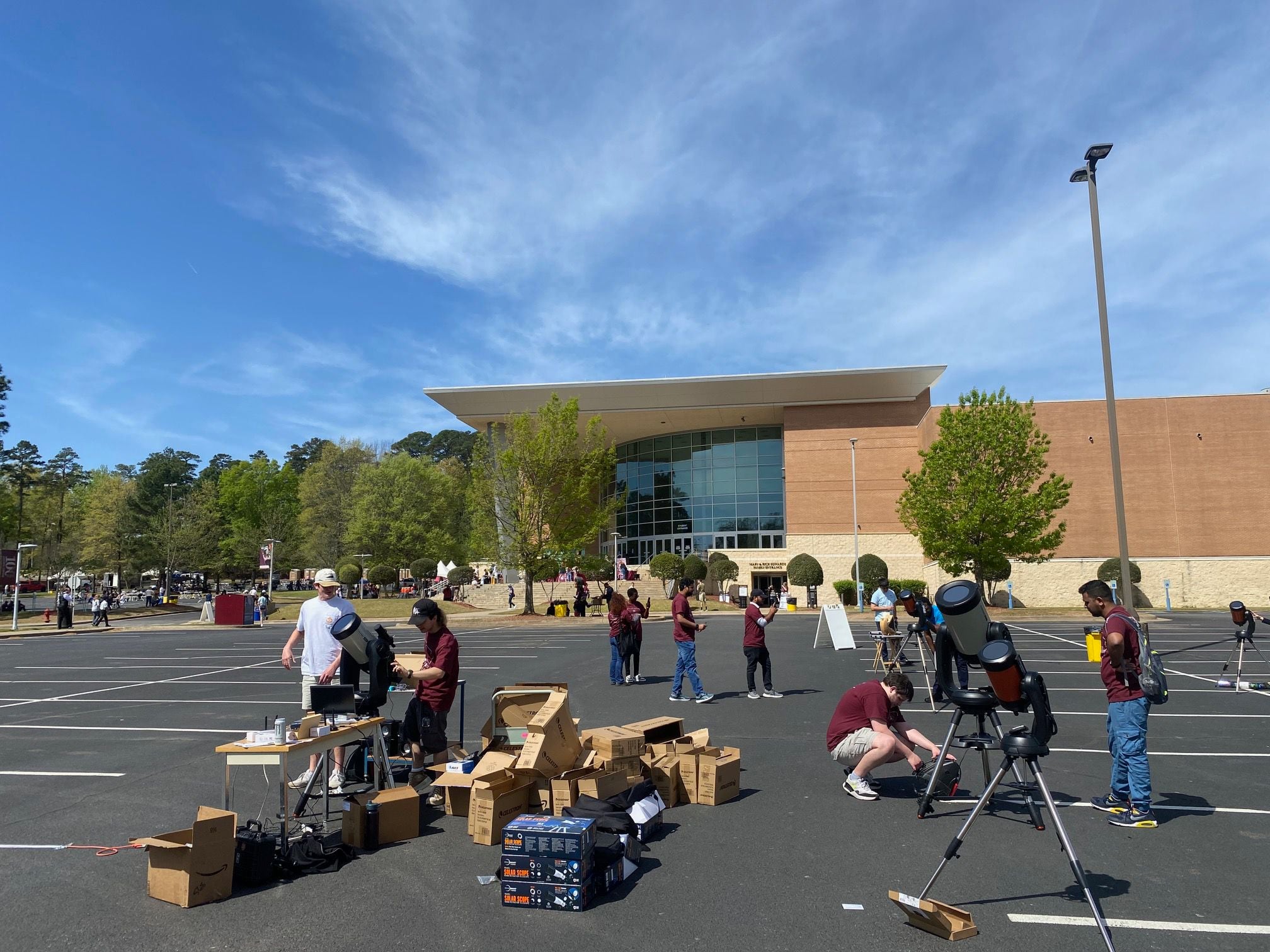 Preparativos para seguir el eclipse en el Jack Stephens Center de la Universidad de Arkansas en Little Rock.