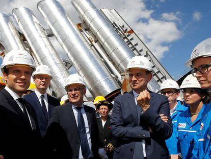 Emmanuel Macron (izquierda), el 31 de mayo pasado visitando a los trabajadores de los astilleros de STX, en Saint-Nazaire (Francia).