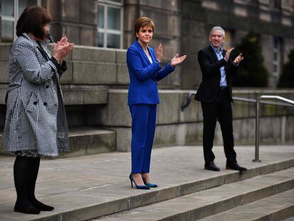 La ministra principal de Escocia, Nicola Sturgeon, aplaude al personal sanitario, el 16 de abril de 2020 en Edimburgo.