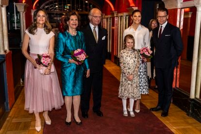 La princesa Sofía, la reina Silvia, el rey Carlos Gustavo, la princesa Estelle, la princesa heredera Victoria y el príncipe Daniel de Suecia asisten a un concierto organizado por Lilla Akademien, una escuela de música para niños, en el Teatro Vasa el 13 de febrero 2020 en Estocolmo. 