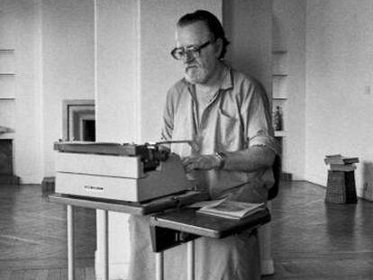 El escritor chileno Jos&eacute; Donoso, en 1980.