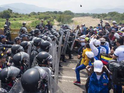La “avalancha humanitaria” de Guaidó, que no consigue superar el cordón militar impuesto por Maduro, se consuela con las deserciones de una jornada caótica